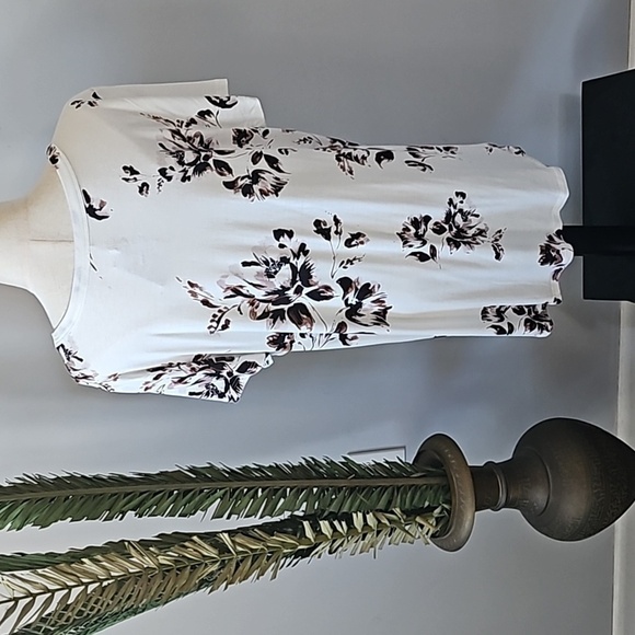 Maurices Off-White Floral Print Short Sleeve Tee NWT - Picture 3 of 11